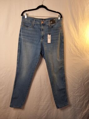 Express Women's Skinny Jeans in Light Blue Wash
